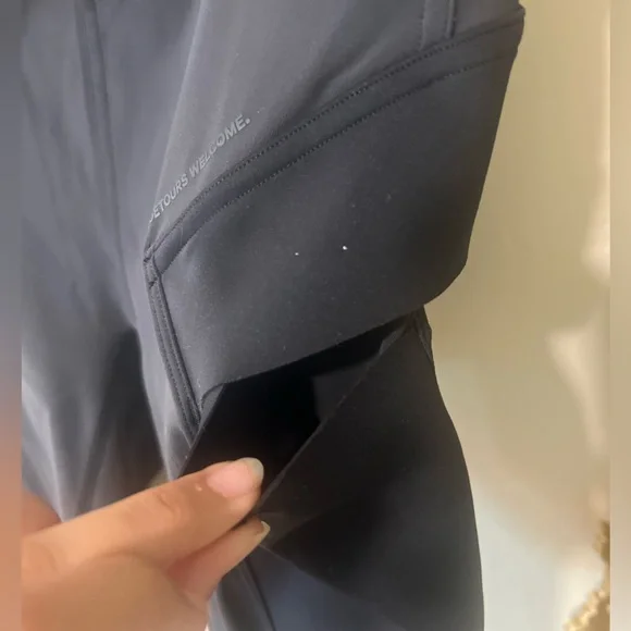 Lululemon Cargo Super-high-rise hiking short 8” (Black)
Size 6 - Picture 9 of 16